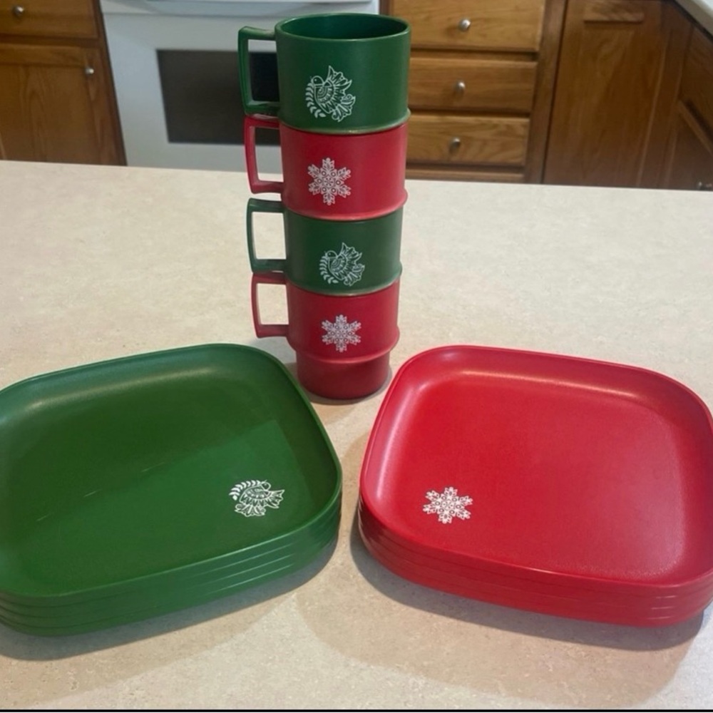 Tupperware Holiday 8" Red & Green Plates & Cups 1534 Snowflakes & Doves